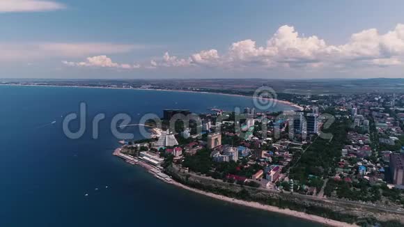 空中录像大城市的海岸和黑海的野生海滩度假小镇阿那帕视频的预览图