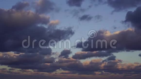 美丽的黄昏夕阳在天空中飘过海面1080便士30便士时间流逝视频的预览图