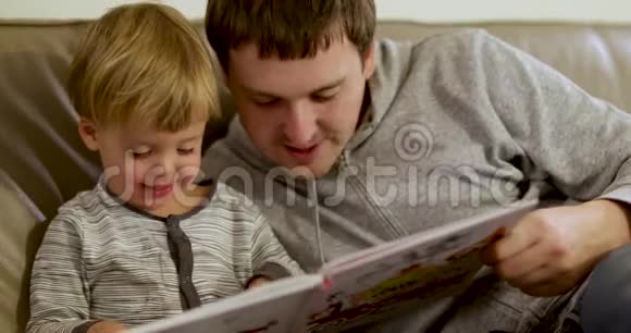 父亲带着小儿子回家读书视频的预览图