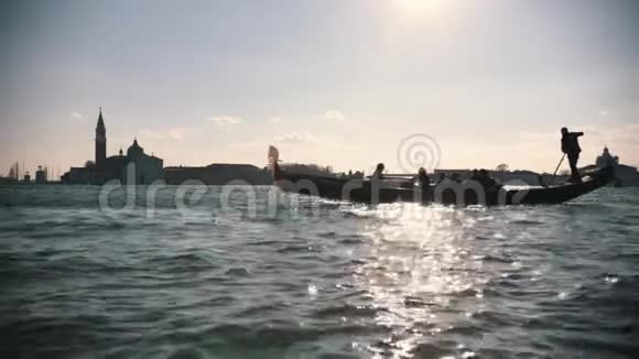 阳光明媚的一天游客们在冈多拉斯上航行意大利视频的预览图