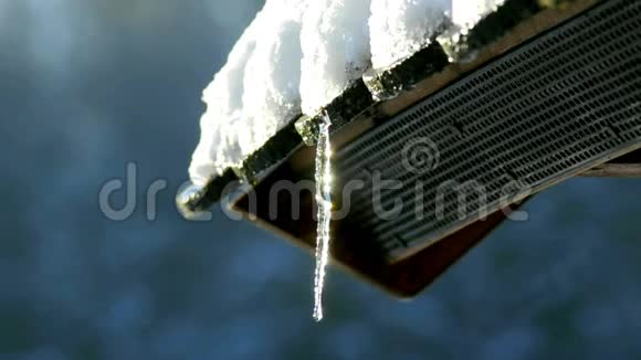 冰柱和雪花早花视频的预览图