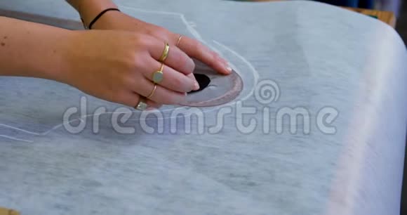 时装设计师用粉笔在织物上做标记视频的预览图
