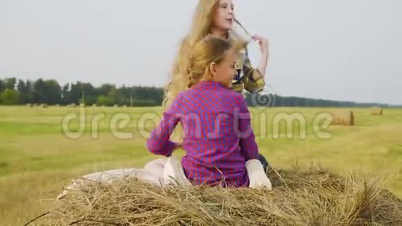 干草堆上的快乐女孩视频的预览图