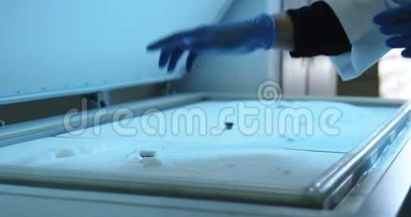 科学家在实验室打开冷冻箱盖子视频的预览图