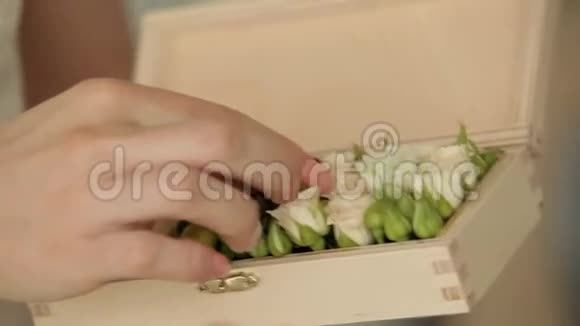 戴着鲜花的结婚戒指视频的预览图