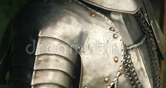 中世纪的金属盔甲视频的预览图