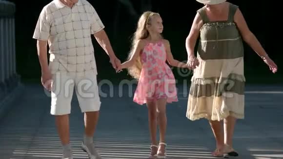 和爷爷奶奶一起散步的孩子视频的预览图