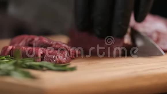 餐厅厨房的厨师在木板上切肉桌子上摆着青菜和樱桃番茄视频的预览图