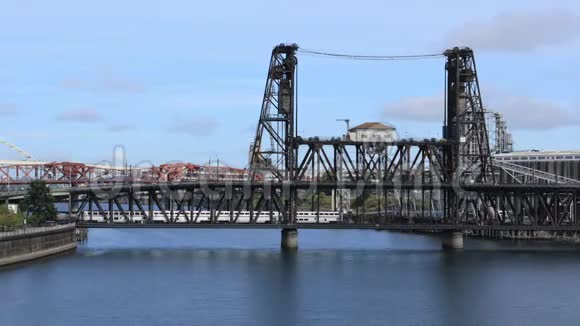 俄勒冈州波特兰的威拉米特河4K桥视频的预览图