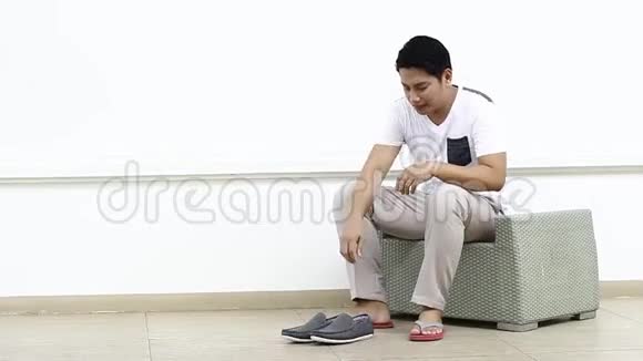 穿鞋的人坐着视频的预览图