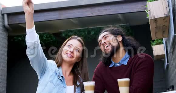 一对情侣在4k的户外咖啡厅自拍视频的预览图