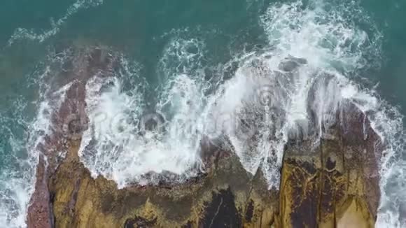 海浪撞击岩石的空中景色视频的预览图