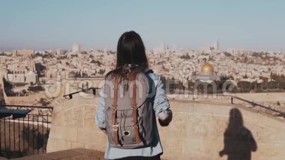 兴奋的欧洲旅游女孩举手高兴以色列耶路撒冷张开双臂的女人自由慢动作视频的预览图