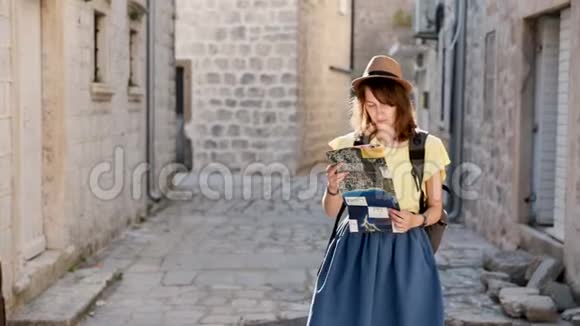 美丽的女性旅行者在欧洲旅行在黑山探索美丽的观光戴帽子的嬉皮士女孩视频的预览图