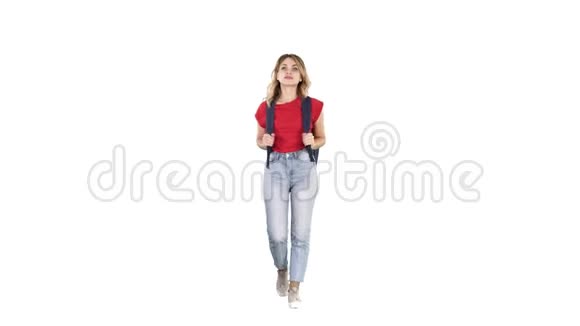 女徒步旅行年轻的女模特带着背包在白色背景上行走视频的预览图