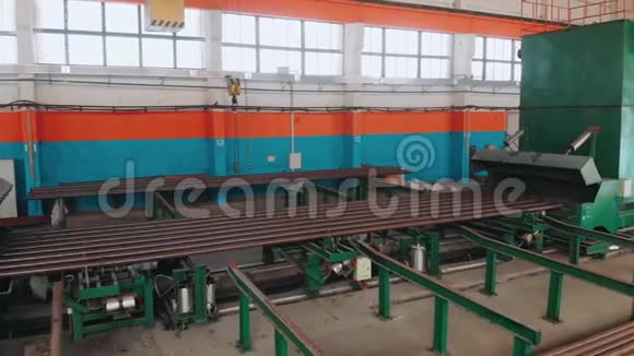 钢管生产生产线上输送的管材重工业轧钢金属厂制造和生产中心视频的预览图