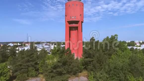 观旧水塔夏日阳光明媚芬兰汉科航空录像视频的预览图