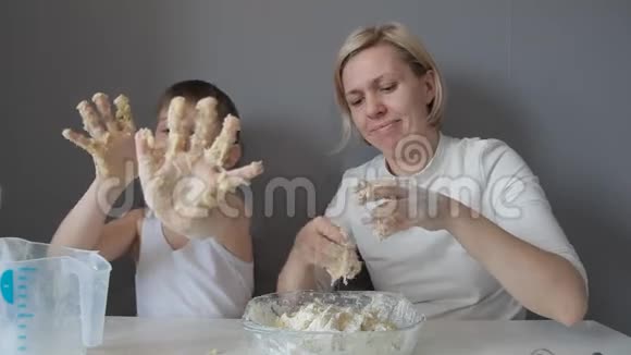 妈妈和儿子用手揉饼干面团视频的预览图