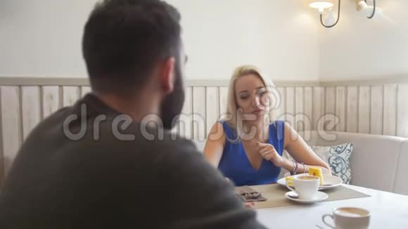 快乐的白种人夫妇在咖啡馆里和甜点一起喝咖啡视频的预览图