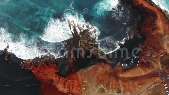 大西洋黑边岩石的波浪破碎视频的预览图