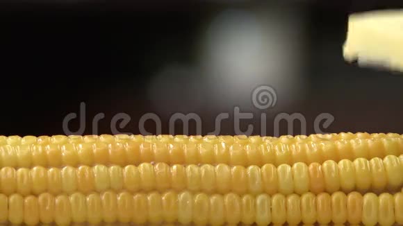 甜玉米和黄油融化视频的预览图