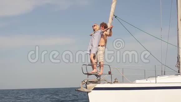 年轻夫妇在游艇上放松帆船放松人的后景视频的预览图