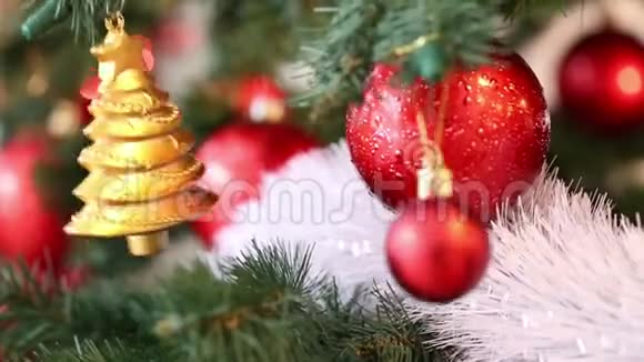 美丽的圣诞节背景冷杉树枝挂着红色的树枝和金色的玩具视频的预览图