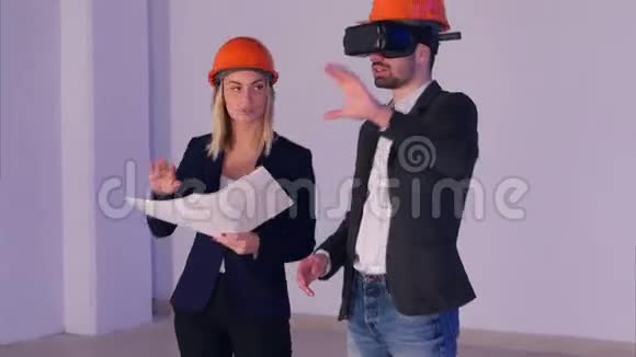 戴VR护目镜的建筑男女工程师3d管理建筑项目视频的预览图