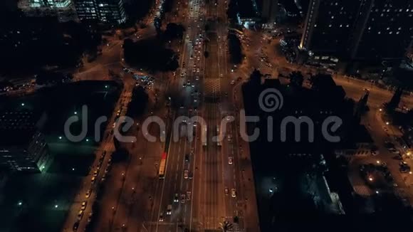 繁忙城市交通生活的夜间空中拍摄视频的预览图