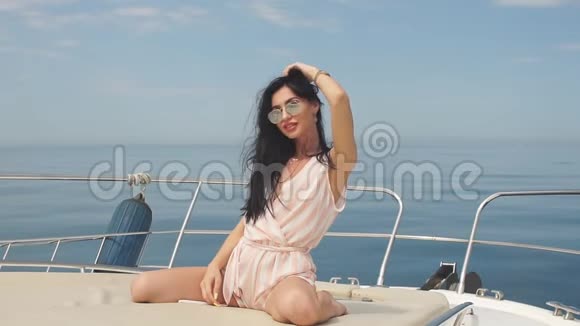 年轻漂亮的富婆坐在豪华的海上游艇上嬉戏视频的预览图