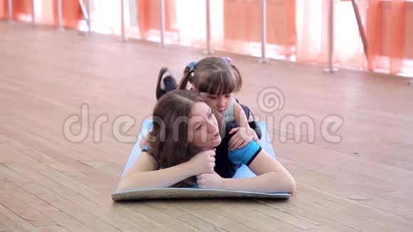 妈妈和女儿正在健身房休息视频的预览图