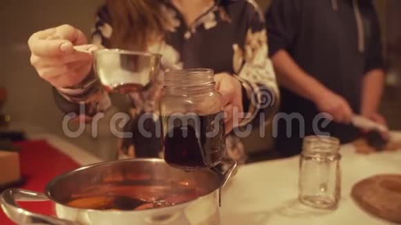 在圣诞装饰慢动作相机动作中满是酒的杯子倒在桌子上视频的预览图