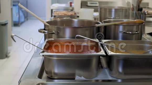 厨房专业菜肴中的酱汁视频的预览图