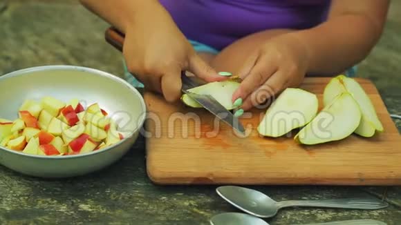 女性的手从核心清洗梨以获得水果沙拉视频的预览图
