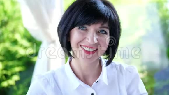 愉快微笑的肖像快乐美丽的真实40岁的乌克兰女人一个女人喝茶而不拿出视频的预览图
