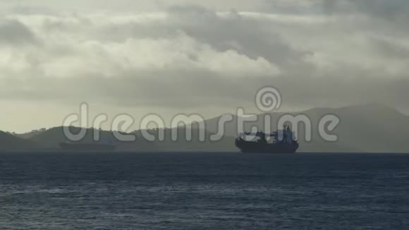 莫尔斯比港海洋的固定船只视频的预览图