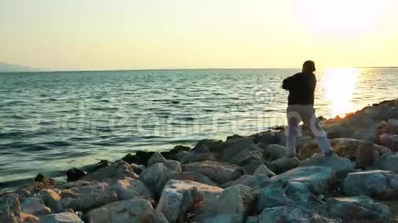 向大海扔石头的人视频的预览图