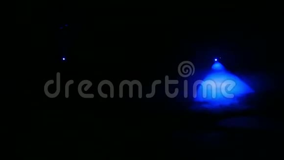 明亮轮廓的蓝光在黑暗中用烟毯照射视频的预览图
