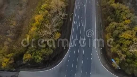 空中勘测沿着深秋公路飞行明亮的道路标记视频的预览图