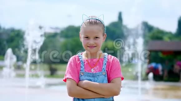 一个微笑快乐的八岁女孩的肖像在一个有趣的箍她的头上有耳朵头发装饰背景资料视频的预览图