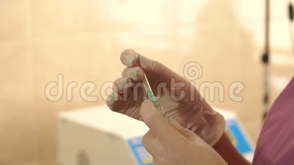 医生用注射器他的手视频的预览图