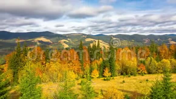 秋天快速的云和五颜六色的树木的山景视频的预览图