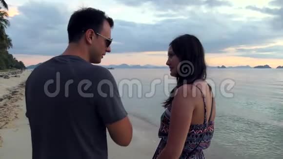 年轻夫妇在海滩上聊天视频的预览图