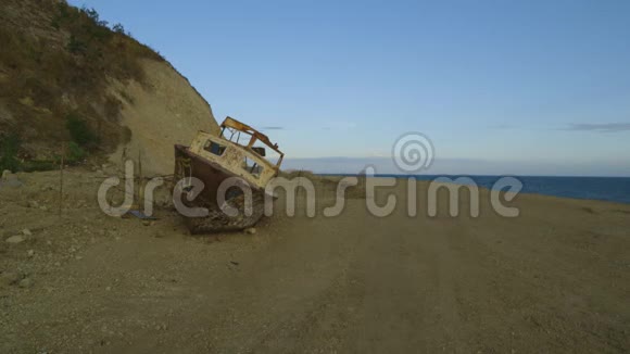 废弃生锈的摩托艇莫尔斯比海滩视频的预览图