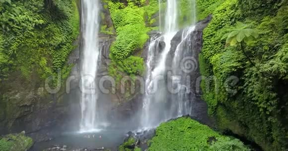 西库普尔瀑布在巴厘岛与游客印度尼西亚空中射击视频的预览图
