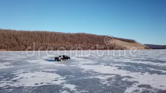 空中观景车在冬季景观和高速驾驶过冻结的湖泊视频的预览图