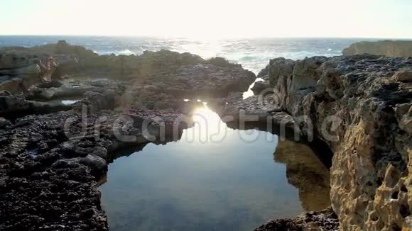 黄昏的太阳在水中反射萨尔劳伦斯马耳他视频的预览图
