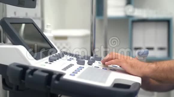 关闭医生的手按下按钮并在超声设备上工作视频的预览图