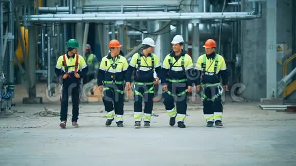 工人和工程师走上工业工厂视频的预览图