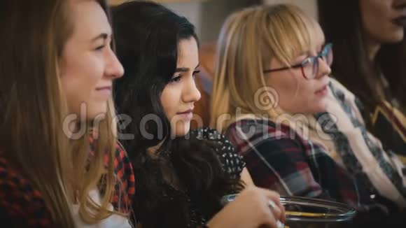 欧洲女孩在沙发上看悲伤电影年轻迷人的女士看肥皂剧吃爆米花粘合时间4K视频的预览图